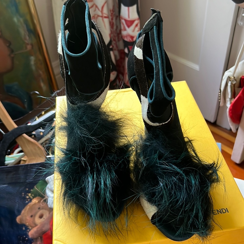 FENDI sandals size 40 EPIC. Suede and fur, peep toe